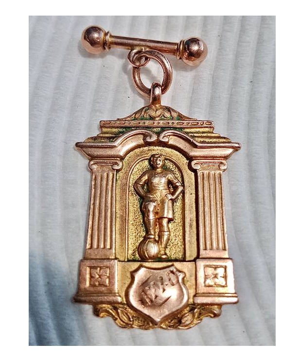 Badge, Medal & Trophy to Vector — Before